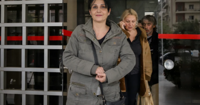 «Καταστράφηκε η ζωή μου»: Τι λέει η καθαρίστρια με το πλαστό απολυτήριο για την υπόθεση Λαζαρίδη